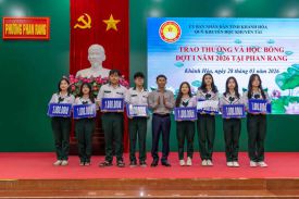 TRAO 731 SUẤT THƯỞNG VÀ HỌC BỔNG CHO HỌC SINH CÁC KHU VỰC PHÍA NAM TỈNH KHÁNH HOÀ
